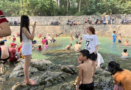 Nghệ An: Người dân đổ về khe suối để 'giải nhiệt' dưới cái nóng hơn 40 độ C