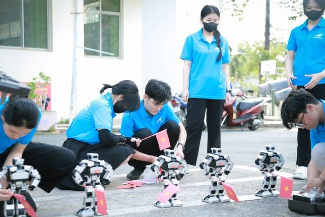 Độc đáo Robot do sinh viên huấn luyện múa ‘Hào khí Việt Nam’ mừng ngày thống nhất