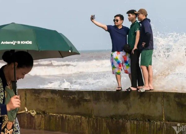 Du khách bất chấp nguy hiểm check-in ’sóng dữ’ cao gần 10m ở biển Nam Định