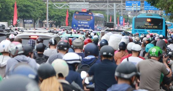 Kết thúc 5 ngày nghỉ lễ, người dân ùn ùn trở lại Thủ đô khiến giao thông ùn tắc