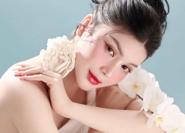 ‘Ngọc nữ bolero’ Lily Chen khoe nhan sắc quyến rũ, lên chức bà chủ t.uổi 29