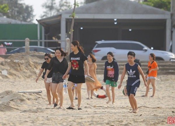 Vừa khởi động mùa du lịch, các bãi biển Hà Tĩnh đã nhộn nhịp du khách