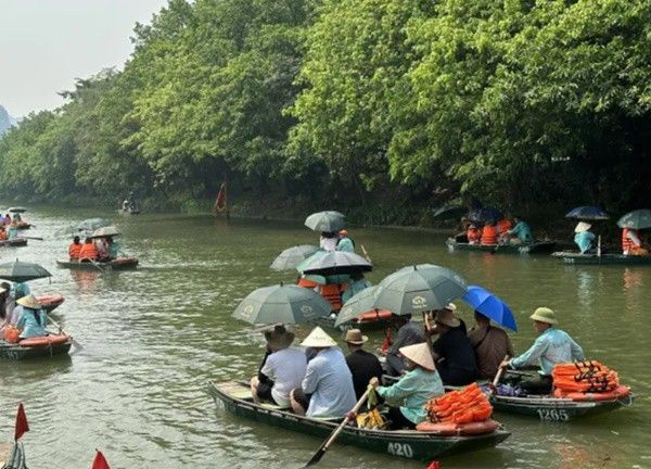 Du khách hòa mình vào không gian ‘non nước hữu tình’ tại Tràng An, Ninh Bình