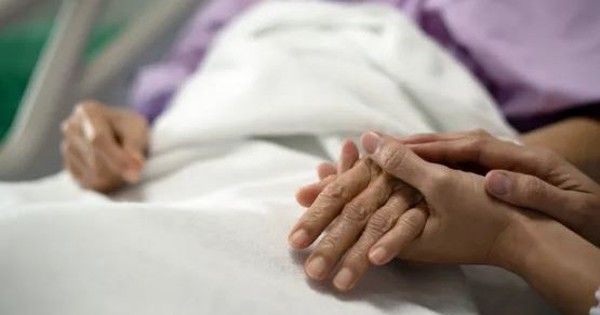 Nữ y tá tiết lộ 6 hiện tượng kỳ lạ bệnh nhân thường trải qua trước khi chết