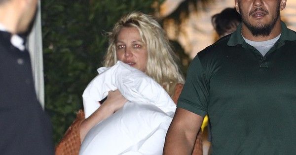 Britney Spears nhếch nhác rời khỏi khách sạn, chuyện gì đã xảy ra?