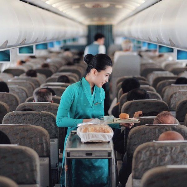 Vietnam Airlines báo lãi kỷ lục, cổ phiếu tăng trần
