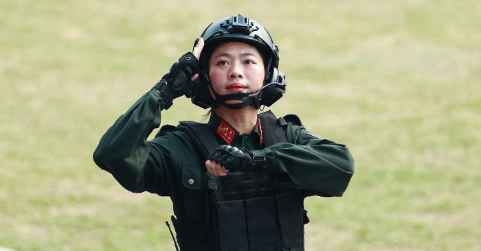 Bóng hồng 19 tuổi trong hàng ngũ cảnh sát diễu binh Điện Biên Phủ