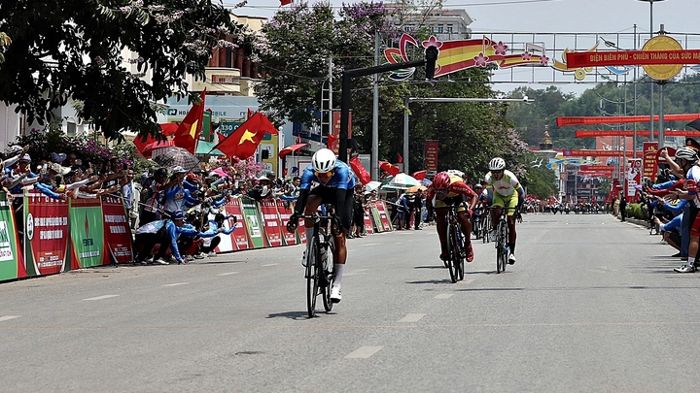 Cua rơ Nguyễn Hướng "từ dưới đất mọc lên" chinh phục chặng khốc liệt nhất giải đua xe đạp về Điện Biên Phủ 2024