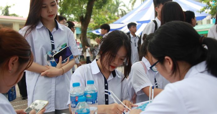 Hơn 1000 học sinh được cung cấp thông tin tuyển sinh ngành sức khoẻ - ngôn ngữ