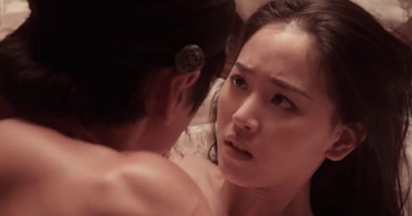 Phim Hàn 18+ đầy cảnh "cởi hết" gây choáng váng, nữ chính lần lượt tái hợp hai nam chính