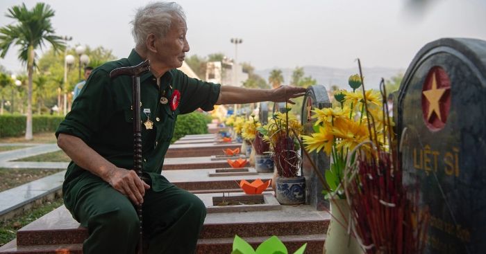 Chiến sĩ Điện Biên viếng thăm đồng đội ở Nghĩa trang liệt sĩ Đồi A1