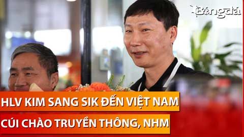 HLV Kim Sang Sik cúi đầu chào NHM, sẵn sàng dẫn dắt ĐT Việt Nam