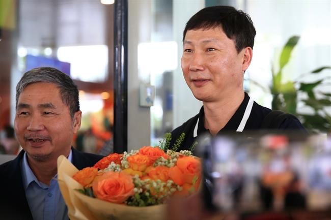 HLV Kim Sang Sik hạ cánh Nội Bài, bắt đầu hành trình với bóng đá Việt Nam