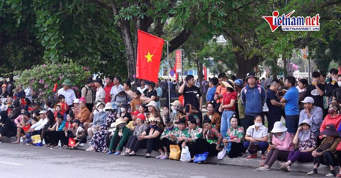 Người Điện Biên dậy từ 3h sáng, gói cơm nắm xếp hàng kín đường chờ xem diễu binh