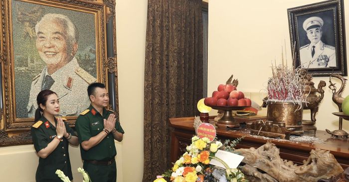 NSND Tự Long cùng gia đình viếng lăng Bác, thăm nhà Đại tướng Võ Nguyên Giáp