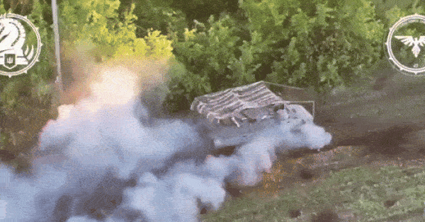 Video xe chiến đấu Bradley Ukraine bắn nổ xe bọc thép của Nga gần Avdiivka