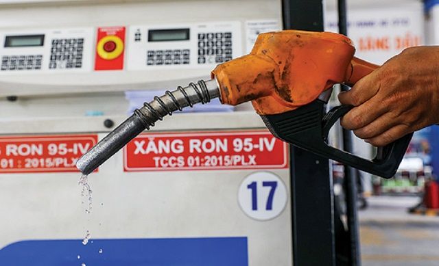 Giá xăng RON 95-III giảm hơn 1,400 đồng/lít