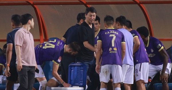 HLV Kim Sang-sik xuống sân bắt tay các cầu thủ Hà Nội FC và Thể Công Viettel