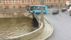 Nga: Xe buýt lao khỏi cầu rồi chìm nghỉm ở St Petersburg