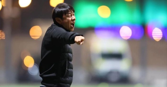 Vì sao HLV Shin Tae Yong tức giận với trọng tài, nhận thẻ đỏ rời sân?