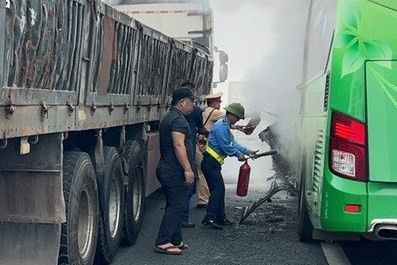 Hà Nội: Cháy ôtô khách trên cao tốc Pháp Vân-Cầu Giẽ