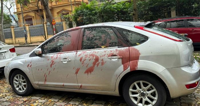 Khởi tố, tạm giam 4 đối tượng tạt sơn vào nhiều ô tô ở Hà Nội