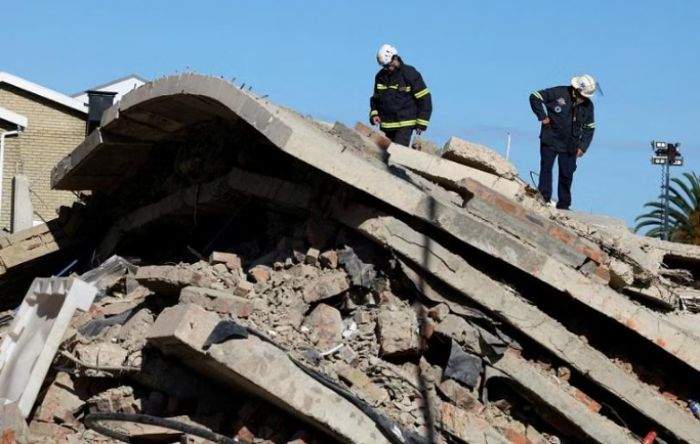 Người đàn ông được cứu sống sau 5 ngày nằm dưới tòa nhà bị sập ở Nam Phi