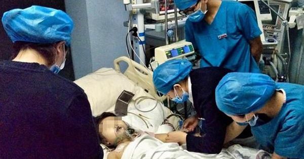 Bé gái 5 tuổi viêm phổi và phù não, qua đời vì cách hạ sốt tưởng tốt của người mẹ