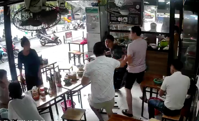Hà Nội: Bắt kẻ dùng dao đâm trọng thương 1 người trong quán ăn