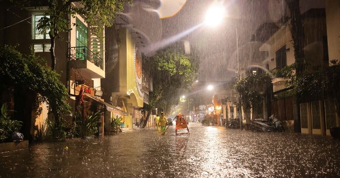 Hà Nội: Mưa lớn như trút nước khiến nhiều tuyến phố ngập sâu