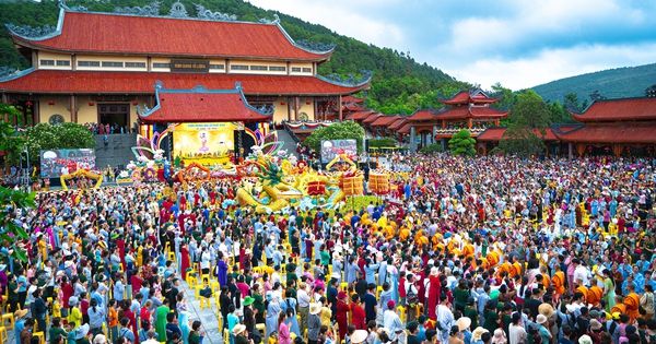 Hàng chục nghìn phật tử đổ về chùa Ba Vàng dự đại lễ Phật đản 2024