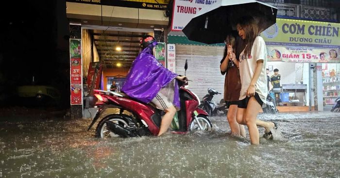 Mưa bất chợt kéo dài, nhiều tuyến phố Hà Nội ngập sâu trong nước