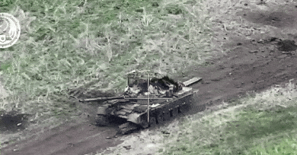Video quân đội Ukraine bắn cháy xe tăng T-80 của Nga trên tiền tuyến