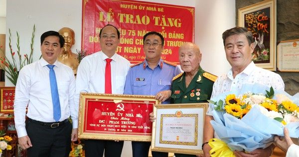 Lãnh đạo Thành ủy TP HCM trao Huy hiệu Đảng tại huyện Nhà Bè