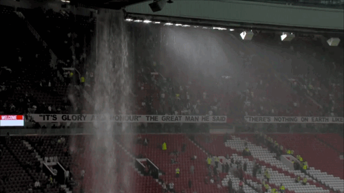 Sân Old Trafford xuống cấp khó tin, dột nước như thác chảy ở trận thua Arsenal