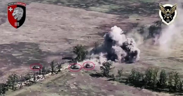 Ukraine tung video phá hủy 10 xe quân sự Nga cùng lúc