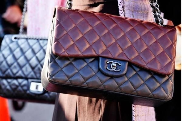 Vì sao đồ cũ của Chanel, Louis Vuitton có giá bán 'trên trời'?