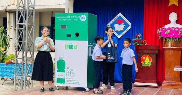 Bạn trẻ Khánh Hòa chế tạo máy đổi rác lấy quà, gây quỹ bảo vệ rùa