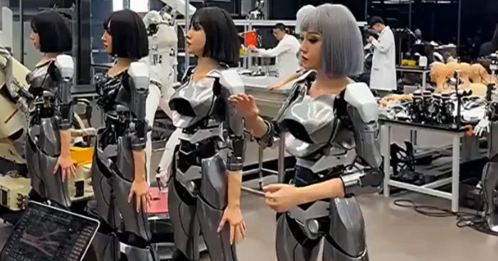 Bên trong nhà máy sản xuất robot giống hệt con người