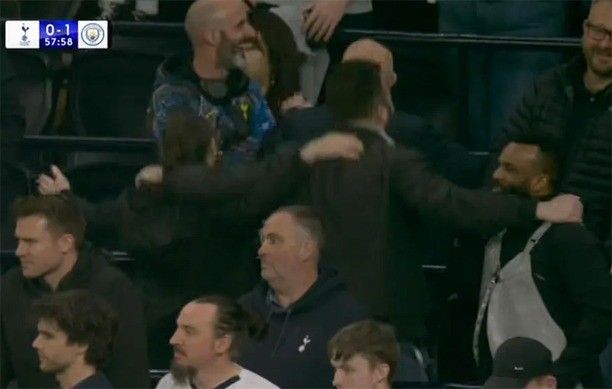 Độc lạ Ngoại hạng Anh: Fan Tottenham phấn khích khi đội nhà thua Man City