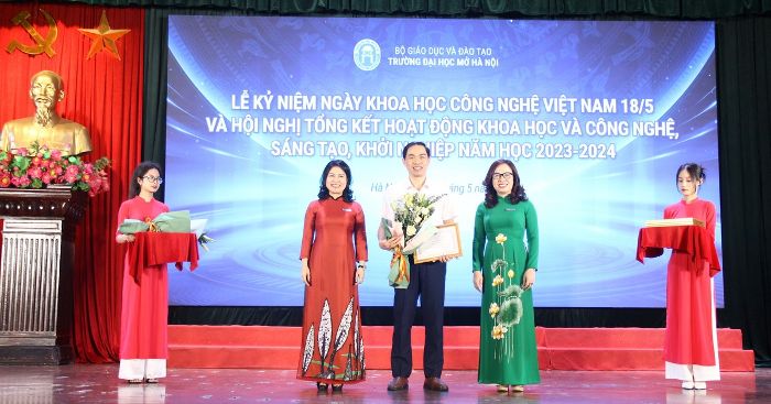 Gần 200 giảng viên, sinh viên Trường ĐH Mở Hà Nội được khen thưởng trong NCKH