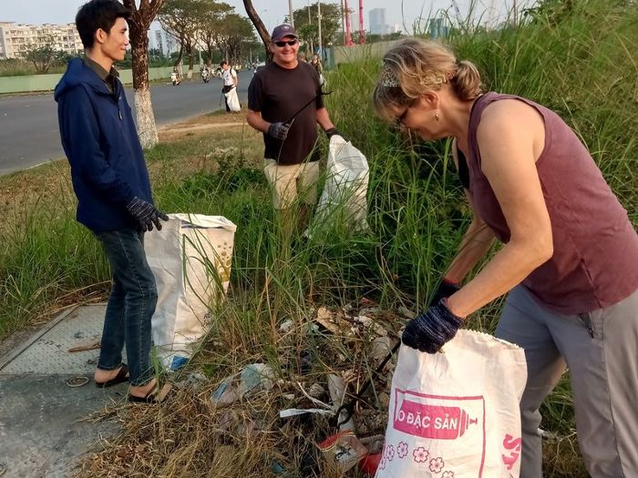 Khi khách Tây đến Đà Nẵng chỉ thích…”dọn rác”