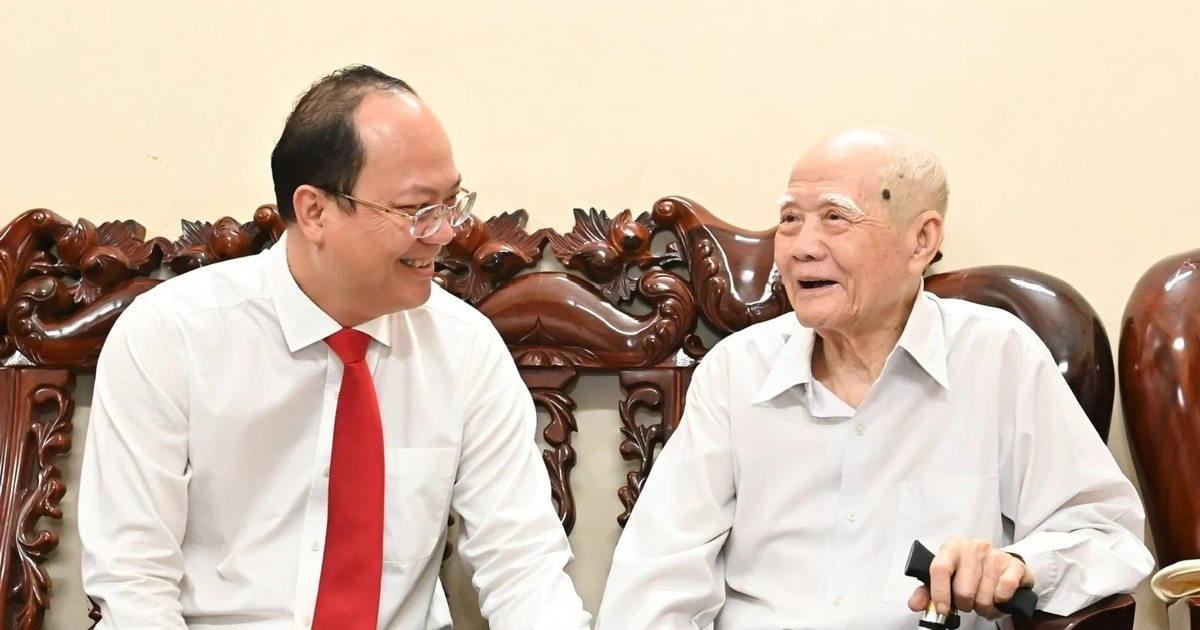Phó Bí thư Thường trực Thành ủy TPHCM Nguyễn Hồ Hải trao Huy hiệu 60 năm tuổi Đảng đến đồng chí Lê Thanh Long