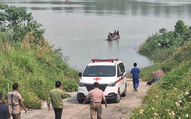 Tìm thấy thi thể 2 nữ sinh lớp 9 nhảy cầu Kinh Dương Vương