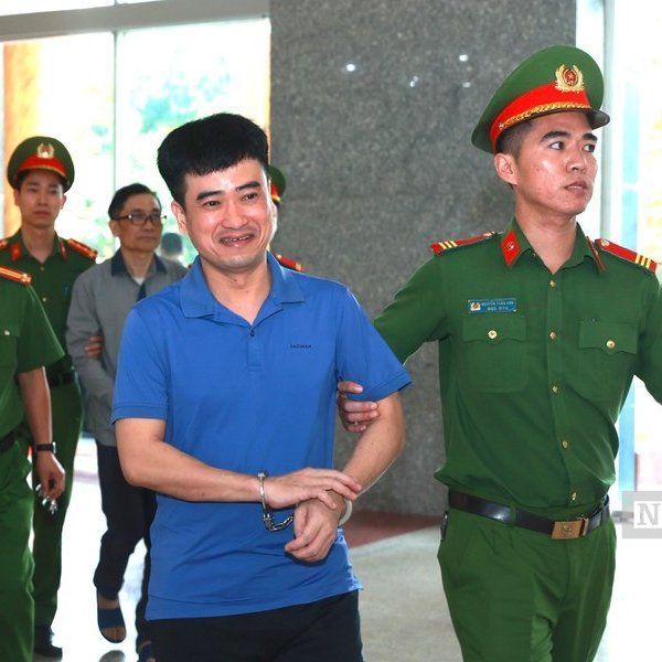 Xử phúc thẩm vụ Việt Á: Phan Quốc Việt cười tươi khi được dẫn tới toà