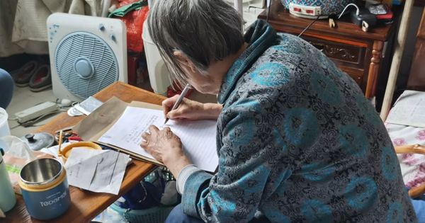 Bà lão 90 tuổi nhờ con trai giữ hộ 550 triệu đồng tiết kiệm, 1 tháng sau phải viết đơn kiện con ra toà