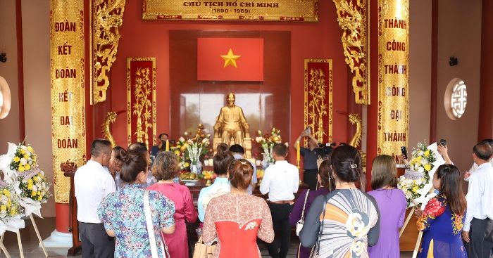 Cộng đồng người Việt tại Lào dâng hương tưởng niệm Chủ tịch Hồ Chí Minh
