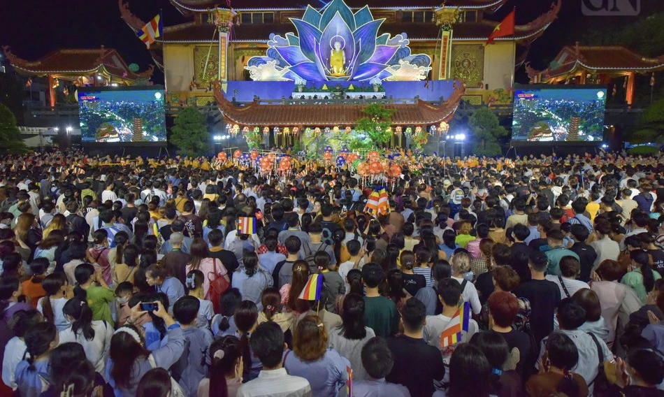 Hàng ngàn người cung rước Đức Phật