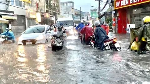 Hệ thống thoát nước mới khánh thành, đường Võ Văn Ngân vẫn ngập sau cơn mưa lớn