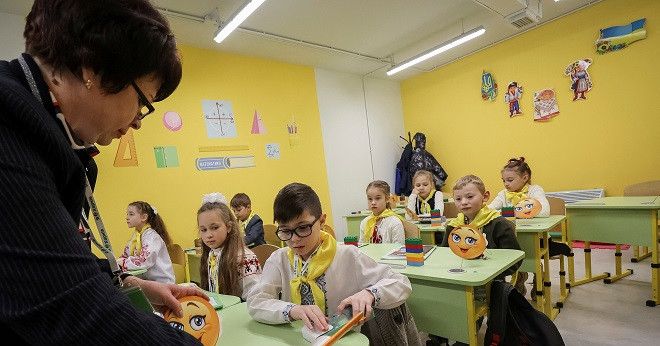 Hình ảnh hàng trăm học sinh học tập dưới ngôi trường ngầm đầu tiên ở Ukraine